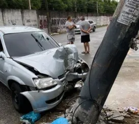Homem fica gravemente ferido após colidir em poste no Rio