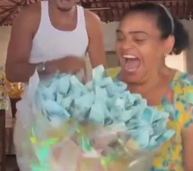 Influenciador presenteia mãe com buquê de dinheiro; veja o vídeo