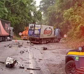 Motorista preso às ferragens na Serra das Araras; trânsito fechado