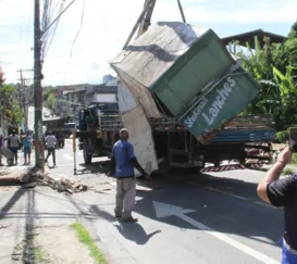 Trailers são removidos durante operação em São Gonçalo