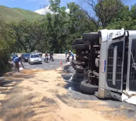 Tudo parado! Caminhão tomba e atrasa chegada à Serra de Petrópolis