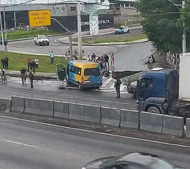 Van capota e deixa nove feridos na Avenida Brasil