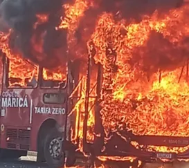 'Vermelhinho' pega fogo na RJ-106, em Maricá; vídeo