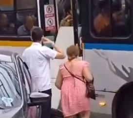 Vídeo: homem tenta levar geladeira em ônibus no Rio