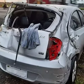 Motorista vai ajudar vítima de capotamento e acaba roubado por ele