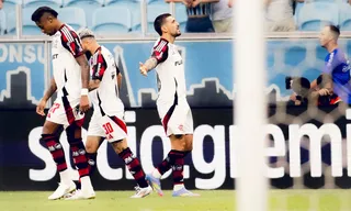 Imagem ilustrativa da imagem Arrascaeta brilha e Flamengo vence o Grêmio fora de casa