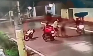 Imagem ilustrativa da imagem Bandidos deixam motociclista só de cueca em assalto; vídeo