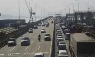 Imagem ilustrativa da imagem Batida entre carro e caminhão trava Ponte, sentido Niterói