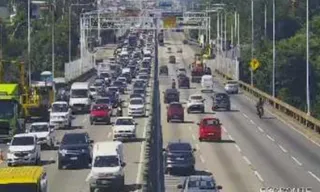 Imagem ilustrativa da imagem Batida entre carro e moto deixa ferido na Ponte Rio-Niterói