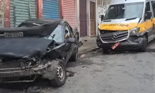 Imagem ilustrativa da imagem Blindado da polícia atinge carro e van escolar durante operação; vídeo
