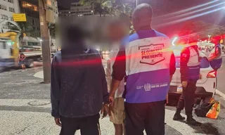 Imagem ilustrativa da imagem Câmeras da polícia flagram homens vendendo droga a turistas no Rio