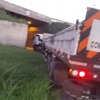 Imagem ilustrativa da imagem Caminhão quebra e fecha acesso em Itaboraí; vídeo