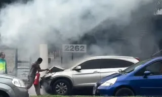 Imagem ilustrativa da imagem Carro acidentado é tomado por fumaça em Niterói; vídeo