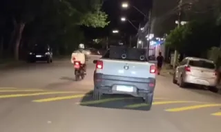 Imagem ilustrativa da imagem Carro do atestado: veículo circula oferecendo documentos falsos; vídeo