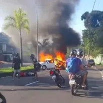 Imagem ilustrativa da imagem Carro pega fogo após batida com moto em Niterói; vídeo