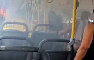 Imagem ilustrativa da imagem Celular pega fogo no bolso de passageira dentro de ônibus; vídeo