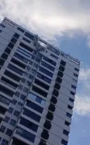Imagem ilustrativa da imagem Corda de andaime se rompe e deixa homens pendurados no Rio; vídeo