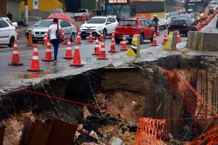 Imagem ilustrativa da imagem Cratera em Itaboraí: prefeito pede que evitem região; veja fotos