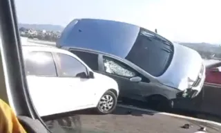 Imagem ilustrativa da imagem Engavetamento entre ônibus, carros e motos deixa feridos no Rio