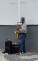 Imagem ilustrativa da imagem Falso músico em Niterói vira piada na internet; vídeo
