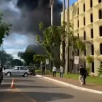 Imagem ilustrativa da imagem Fogo atinge prédio de ministério em Brasília; veja vídeo