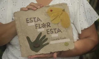Imagem ilustrativa da imagem Folhas e raízes viram livro artesanal para crianças em São Gonçalo