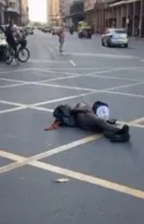 Imagem ilustrativa da imagem Homem é atropelado, fica no meio de avenida de Niterói e ninguém para