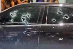 Imagem ilustrativa da imagem Homem é fuzilado dentro de carro na Baixada