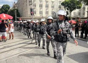 Imagem ilustrativa da imagem Homem é preso com celular furtado em bloco no centro do Rio