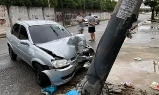 Imagem ilustrativa da imagem Homem fica gravemente ferido após colidir em poste no Rio