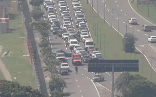 Imagem ilustrativa da imagem Homem morre em colisão entre moto e caminhão na Zona Norte