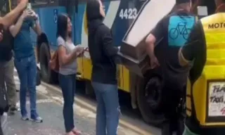 Imagem ilustrativa da imagem Homens entrando com caixão em ônibus chama atenção na web; vídeo