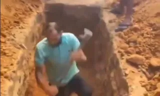 Imagem ilustrativa da imagem Indignado, homem abre cova para enterrar o próprio pai; vídeo