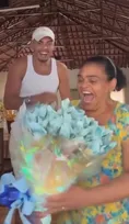 Imagem ilustrativa da imagem Influenciador presenteia mãe com buquê de dinheiro; veja o vídeo