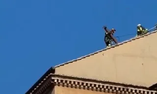 Imagem ilustrativa da imagem Instalada chaminé que vai revelar novo papa; veja o vídeo