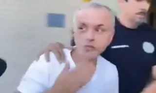 Imagem ilustrativa da imagem Médico suspeito de matar paciente em SG manda beijo na delegacia; vídeo