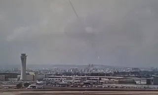 Imagem ilustrativa da imagem Míssil cai perto de aeroporto em Tel Aviv; vídeo
