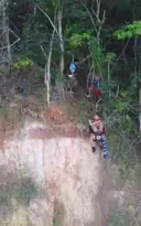 Imagem ilustrativa da imagem Motociclista de app e passageira caem de ribanceira em Niterói; vídeo