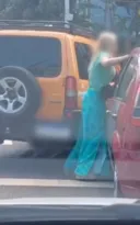 Imagem ilustrativa da imagem Mulher é arrastada em capô de carro após discussão no Rio; vídeo