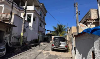Imagem ilustrativa da imagem Na seca há quase 1 mês, mangueira é improvisada entre casas em São Gonçalo