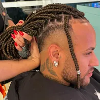 Imagem ilustrativa da imagem Neymar surge de trança após desfalque em jogo do Santos