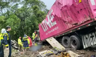 Imagem ilustrativa da imagem Nove mortos após carreta tombar sobre van com equipe de atletas