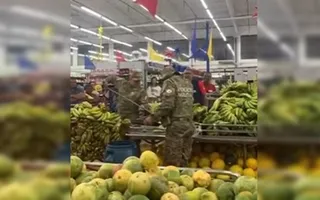 Imagem ilustrativa da imagem Olha a cobra! Filhote é encontrado entre bananas em mercado; vídeo