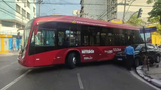 Imagem ilustrativa da imagem Ônibus fica atravessado após colisão com carro em Niterói