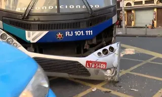 Imagem ilustrativa da imagem Ônibus que saiu de São Gonçalo destruído em acidente no Rio