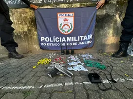 Imagem ilustrativa da imagem PM tira barricada e prende dupla com arma e drogas em Niterói