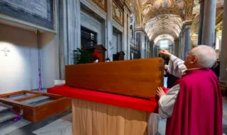 Imagem ilustrativa da imagem Papa Francisco: corpo é sepultado em caixão simples