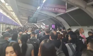 Imagem ilustrativa da imagem Passageiro morre esmagado após ficar preso em porta de trem