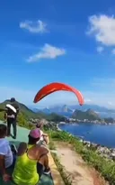 Imagem ilustrativa da imagem Queda de parapente deixa dupla presa em árvore em Niterói; vídeo