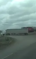 Imagem ilustrativa da imagem Trem parte caminhão ao meio em segundos; veja o vídeo